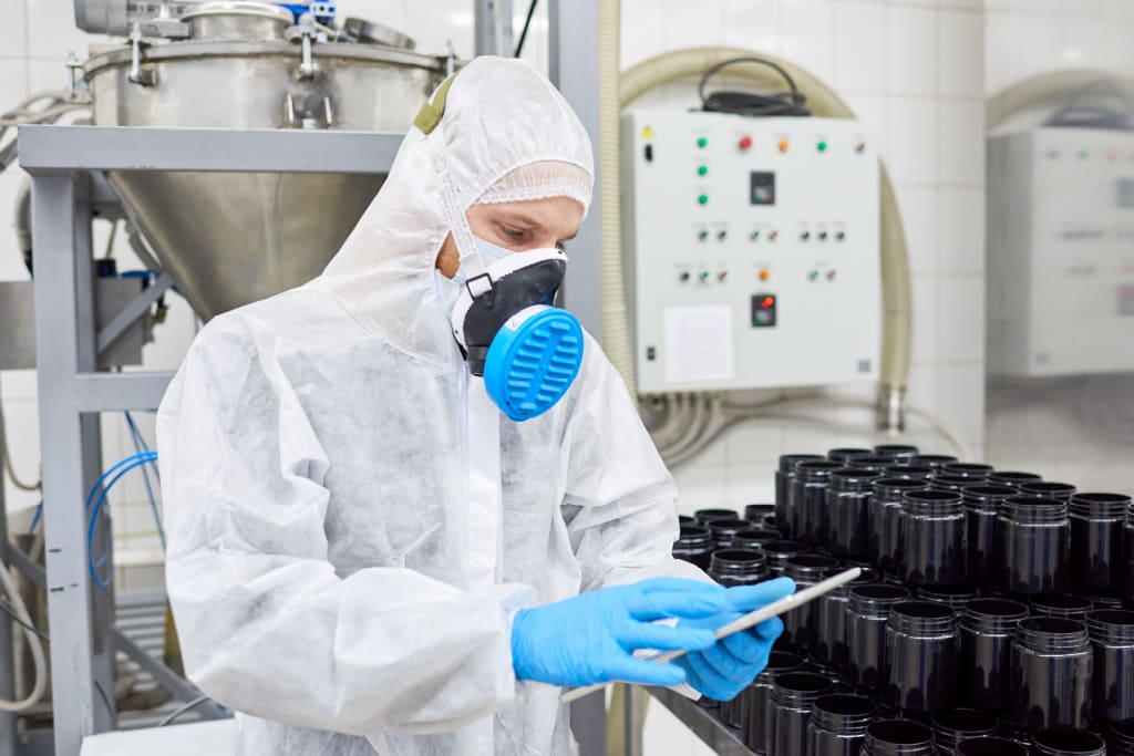 homem analisando normas para ambientes controlados